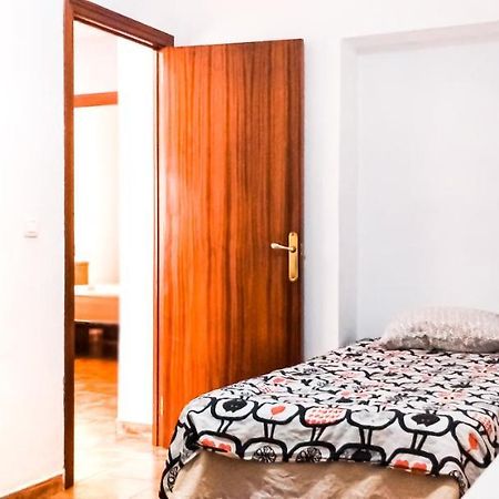Room In Malaga Center, Homestay "Window To Road" - Habitacion En Apartamento, Ventana A La Careterra! Luaran gambar