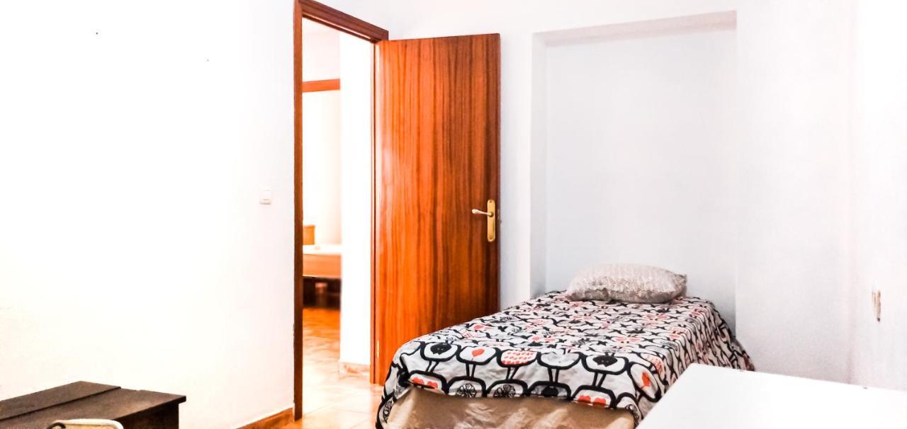 Room In Malaga Center, Homestay "Window To Road" - Habitacion En Apartamento, Ventana A La Careterra! Luaran gambar