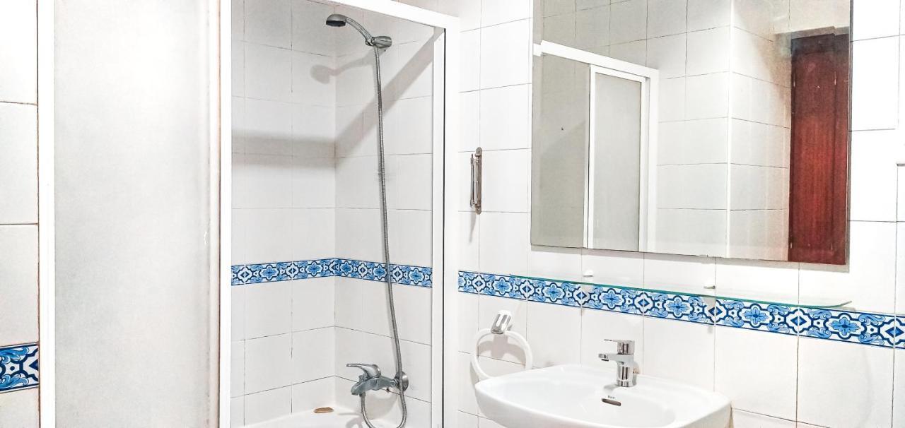 Room In Malaga Center, Homestay "Window To Road" - Habitacion En Apartamento, Ventana A La Careterra! Luaran gambar